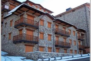 un edificio con balcones en un lateral en Estudio en la Molina (bus a pistas) WIFI, en Alp