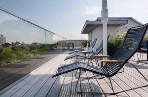 a wooden bench sitting on top of a wooden deck at OBERDECK Studio Apartments - Adults only in Hamburg