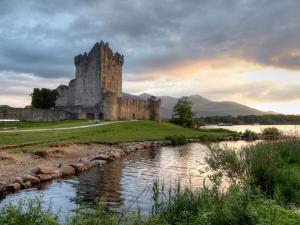 een kasteel op een heuvel naast een rivier bij Kizzie Cottage Killorglin by Trident Holiday Homes in Killorglin