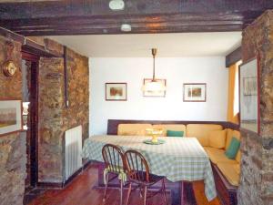 ein Esszimmer mit einem Tisch und einem Sofa in der Unterkunft The Lodge Rossbeigh by Trident Holiday Homes in Glenbeigh