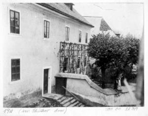 una vecchia foto in bianco e nero di un edificio di Hostel Skautský dom a Banská Štiavnica