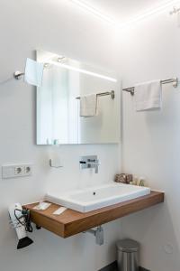 A bathroom at Zum kleinen Italiener - Ristorante Pizzeria Pension
