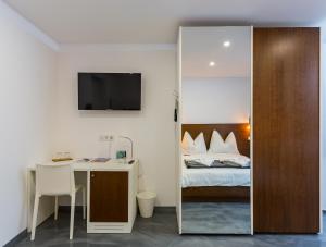 A bed or beds in a room at Zum kleinen Italiener - Ristorante Pizzeria Pension