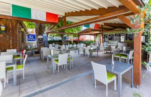 A restaurant or other place to eat at Zum kleinen Italiener - Ristorante Pizzeria Pension