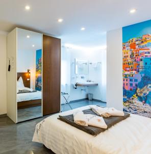 A bed or beds in a room at Zum kleinen Italiener - Ristorante Pizzeria Pension