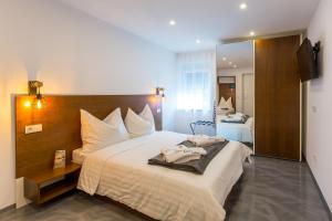 A bed or beds in a room at Zum kleinen Italiener - Ristorante Pizzeria Pension