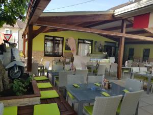 A restaurant or other place to eat at Zum kleinen Italiener - Ristorante Pizzeria Pension