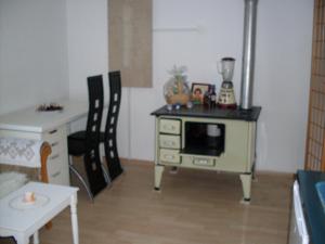 Camera con scrivania, tavolo e forno a microonde. di Ferienhaus am Geißnhof a Weiden