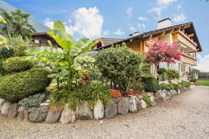 een rij planten voor een huis bij Residence Kronstein - Fewo 4 in Tesimo