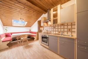 A kitchen or kitchenette at Residence Kronstein - Fewo 8