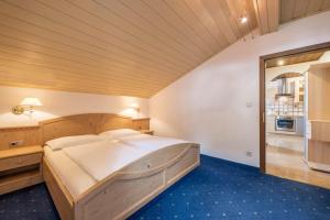 A bed or beds in a room at Residence Kronstein - Fewo 8
