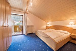 A bed or beds in a room at Residence Kronstein - Fewo 8