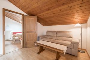 A seating area at Residence Kronstein - Fewo 8