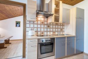 A kitchen or kitchenette at Residence Kronstein - Fewo 8