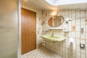 A bathroom at Residence Kronstein - Fewo 8 Még 12 kép