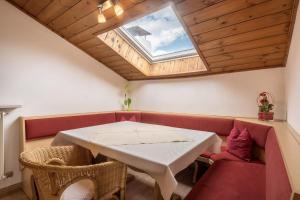 A seating area at Residence Kronstein - Fewo 8