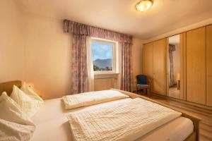A bed or beds in a room at Residence Kronstein - Fewo 2