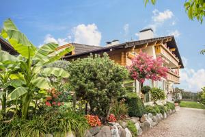 A garden outside Residence Kronstein - Fewo 2