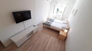Cette petite chambre comprend un lit et une télévision à écran plat. dans l'établissement Posteja Rooms, à Zadar