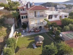 z góry widok na dom z ogródkiem w obiekcie Blue Sky on the Sea Appartments w Atenach