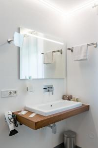 A bathroom at Zum kleinen Italiener - Ristorante Pizzeria Pension