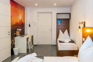 A bed or beds in a room at Zum kleinen Italiener - Ristorante Pizzeria Pension