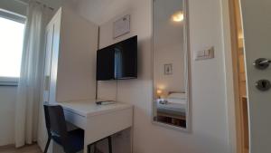 Televízia a/alebo spoločenská miestnosť v ubytovaní Posteja Rooms + 35 fotografií
