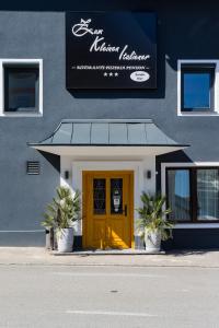 The facade or entrance of Zum kleinen Italiener - Ristorante Pizzeria Pension