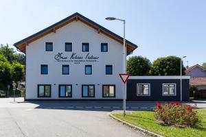 The building in which a vendégházakat is located