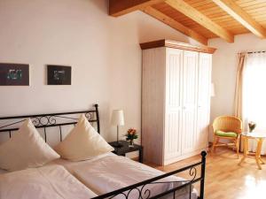 a bedroom with a bed and a table with a chair at Dorfschänke DEGGENDORF Hotel & Apartmenthaus in Deggendorf
