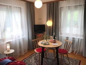 Posedenie v ubytovaní Kleine Ferienwohnung am Rande der Wildnis + 32 fotografií
