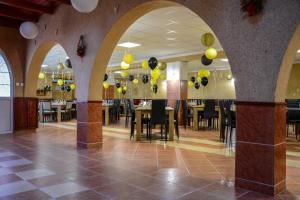 Un comedor con mesas, sillas y globos. en KOMPLEX -Rendezvénytermek-Panzió-Apartman-Irodák-, en Mátészalka