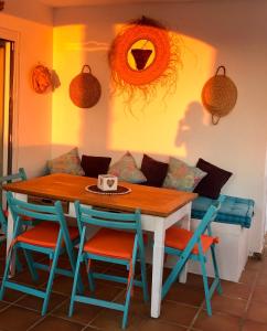 einen Esstisch mit Stühlen und einem Tisch in der Unterkunft Casa Maria Sunset in Cala Vadella
