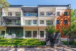 apartamentowiec z ogrodzeniem przed nim w obiekcie Apartament4siostry65 w mieście Ustronie Morskie