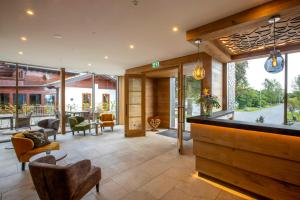 die Lobby eines Hauses mit einer Bar in der Unterkunft Steig-Alm Hotel Superior in Bad Marienberg