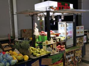 un puesto de frutas con frutas y hortalizas en exposición en Vista Alam Studio Units - Pool, food court en Shah Alam