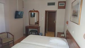 - une chambre avec un lit, une commode et un miroir dans l'établissement Economy Hotel, à Athènes