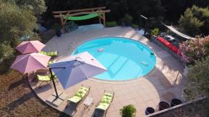 Bazén v ubytování Le Petit Coin de Paradis nebo v jeho okolí