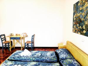 Zimmer mit einem Bett und einem Tisch mit Stühlen in der Unterkunft Dimora Romano in Alberobello