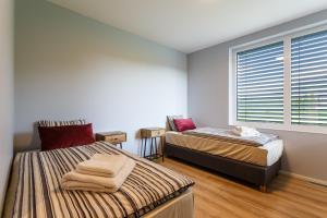 um quarto com duas camas e uma janela em Apartmán na golfu em Čeladná