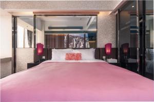 A bed or beds in a room at The Mercer