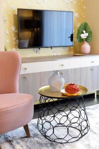 Televízia a/alebo spoločenská miestnosť v ubytovaní Club Luxury Apartman
