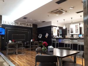 A kitchen or kitchenette at Hotel Abando