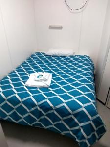 
A bed or beds in a room at Bicheno Caravan Park & Take Away Foods
