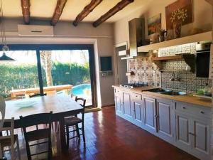 Ett kök eller pentry på Casa rural alquiler íntegro Cal Sisco