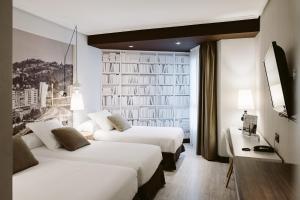 A bed or beds in a room at Hotel Abando