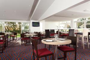 TV a/nebo společenská místnost v ubytování Holiday Inn Lille Ouest Englos by IHG