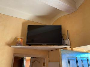 a flat screen tv sitting on a shelf in a room at Casa Verde in Guía de Isora