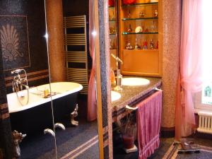 Phòng tắm tại Villa de caractère 8 à 15p, 350 m2 - 15 mn Paris, 10 mn Versailles