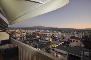 d'un balcon offrant une vue sur la ville. dans l'établissement Apartments Chania, à La Canée